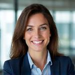 Portrait von Maria, einer fokussierten und zufriedenen Frau.